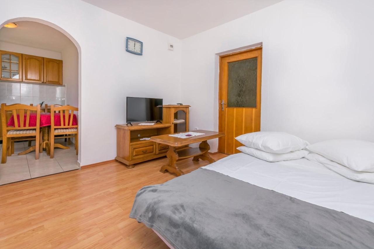 Apartments Ivat 로고즈니차 외부 사진