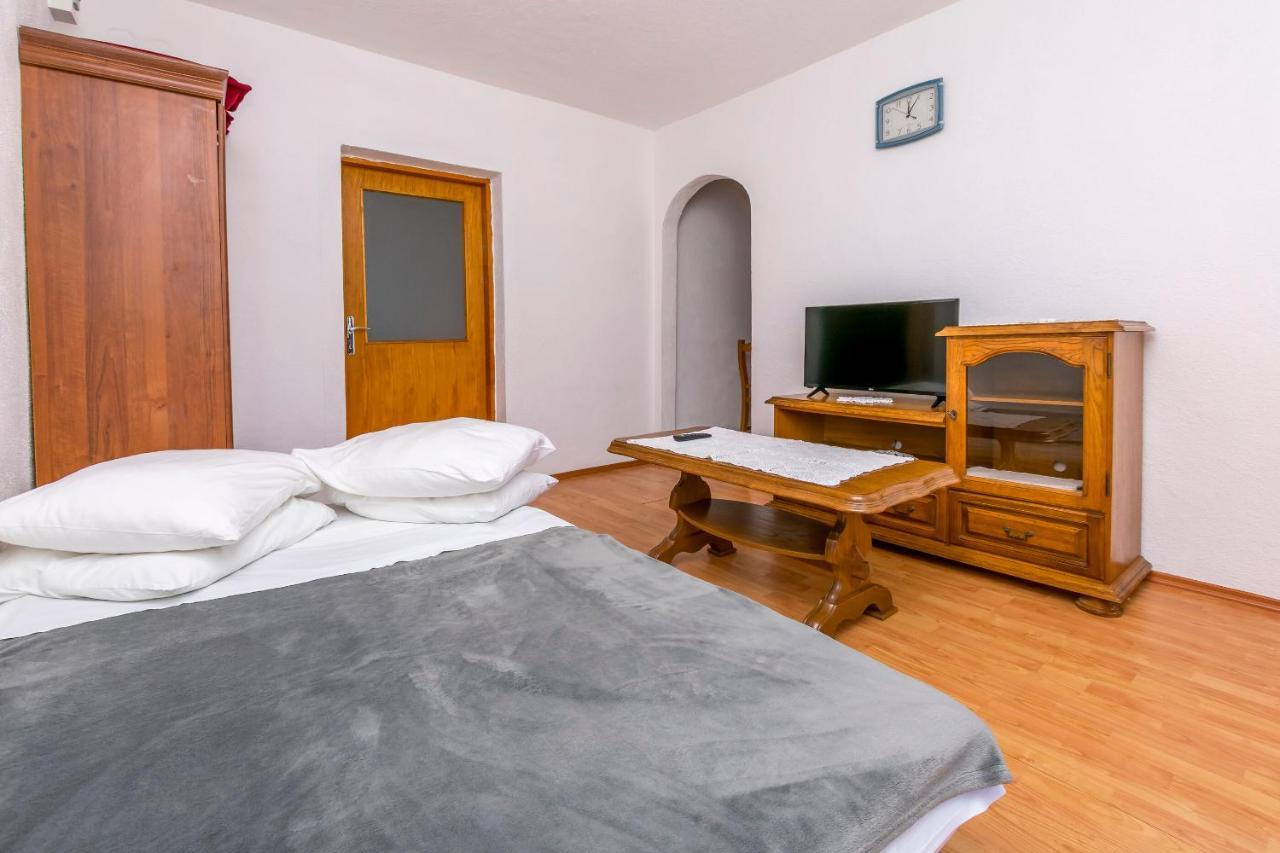 Apartments Ivat 로고즈니차 외부 사진